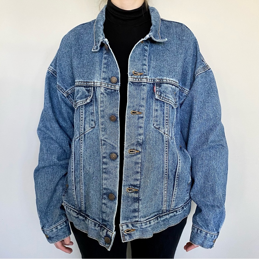 Vintage Levi’s medium-wash denim jacket. 💙